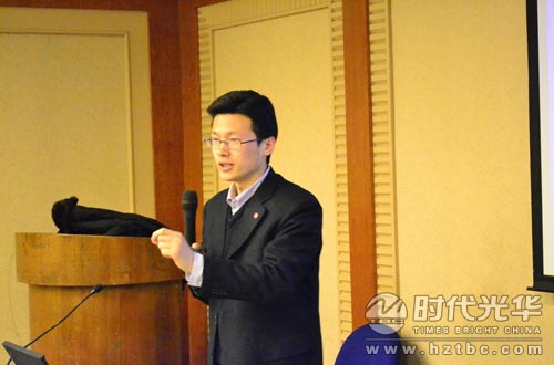 方永飛老師正在講《贏在中層》的課程www.www.gnoay.cn