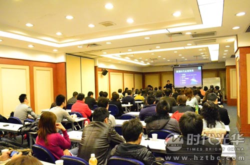 方永飛老師正在講《贏在中層》的課程www.www.gnoay.cn