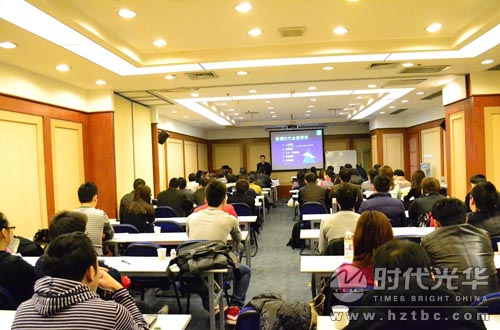 學員們正在認真聽講www.www.gnoay.cn