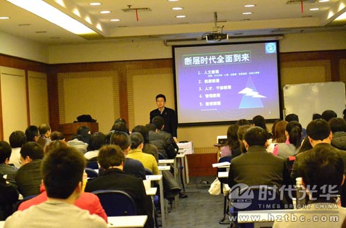 學員們正在認真聽講www.www.gnoay.cn