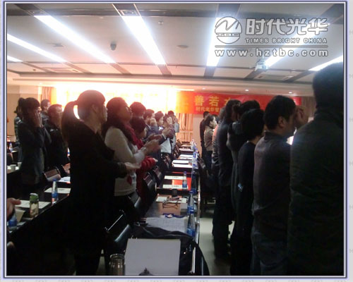 學員與陳兆杰老師做游戲www.www.gnoay.cn