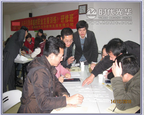 老師為學(xué)生解答問題www.www.gnoay.cn