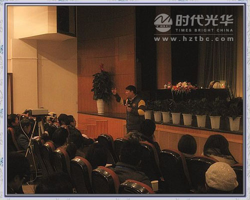 張嘉偉老師與學(xué)生互動(dòng)www.www.gnoay.cn