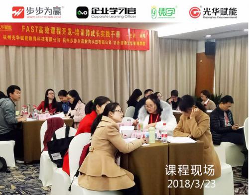邱偉老師授課風(fēng)格熱情、生動(dòng)、幽默，深入淺出，能夠結(jié)合學(xué)員們身邊的實(shí)際案例做出精準(zhǔn)分析